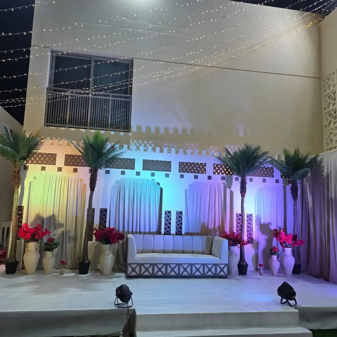 كوشة زفاف وإضاءة ليلية من خدمات إدارة المناسبات Middle East Events